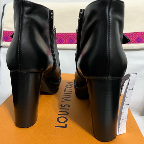 LAURA BALLARIVA  ITALY - Picture 7 of 12